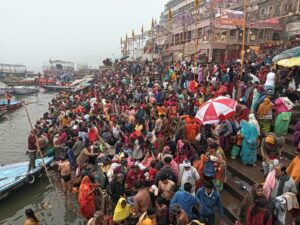 मकर संक्रांति पर खास संयोग बुधादित्य राजयोग में श्रद्धालुओं ने गंगा में लगाई पुण्य की डुबकी